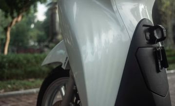Honda SH Mode 2024 được trang bị thêm móc treo đồ có thể gấp/mở khi cần thiết