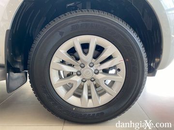 Xe sử dụng la zăng đa chấu chữ V cách điệu khá bắt mắt