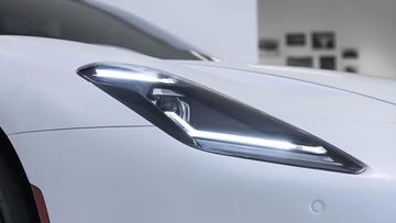 Đèn pha LED được thiết kế khá lớn, vuốt nhọn về sau