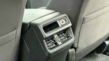 Cửa gió hàng ghế sau tích hợp cổng USB hiện diện trên tất cả phiên bản