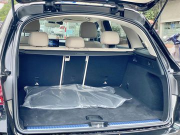 Mercedes GLC 200 2023 sở hữu cốp xe có dung tích tiêu chuẩn là 481 lít