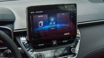 Phiên bản Toyota Corolla Cross 1.8 HEV được nâng cấp màn hình giải trí cảm ứng 10