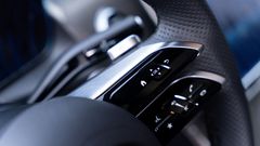 Vô lăng Mercedes-Benz GLC 2023 vẫn trang bị hợp lẫy chuyển số bán tự động DIRECT SELECT