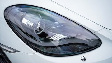 Đèn pha phía trước là một khối thủy tinh hình bầu dục