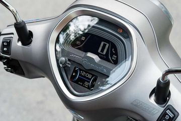 Yamaha Grande 2024 sở hữu màn hình điện tử chia 2 phần hoàn toàn mới, cho giao diện hiển thị trực quan, rõ nét