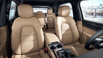 Ghế ngồi bọc da cao cấp với thiết kế ôm lấy thân người ngồi