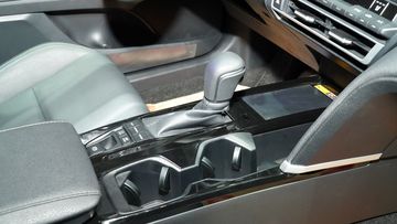 Cần số Toyota Camry 2025 đã được làm gọn gàng hơn và tiếp tục được bọc da cao cấp