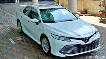 Xe Toyota Camry khá đầm, êm khi qua gờ  giảm tốc