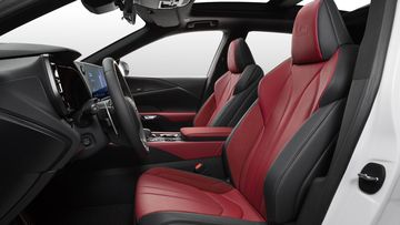 Hàng ghế trước Lexus RX 2023 có thiết kế thể thao đi kèm hỗ trợ ra vào tiện dụng