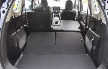 Người dùng có thể gập phẳng hàng ghế để mở rộng thêm khoang chứa đồ