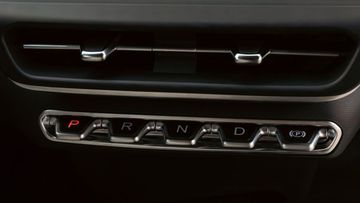 Cần số VinFast VF 6 2024 hiện đại với thiết kế phím bấm piano