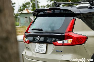 Đuôi xe Suzuki XL7 Hybrid 2025 nổi bật với cụm đèn hậu LED với độ họa uốn lượn ôm trọn lấy cột D quen thuộc