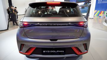 Đuôi xe BYD Dolphin 2024 hiện đại với đèn hậu LED có đồ họa bắt mắt