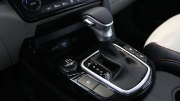 Cần số được mạ viền bạc, bọc da cao cấp và được bố trí vừa tầm tay người lái