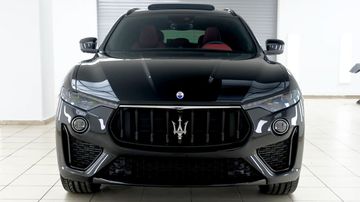 Phần đầu xe có lưới tản nhiệt hàm cá mập đặc trưng của Maserati Levante 2024