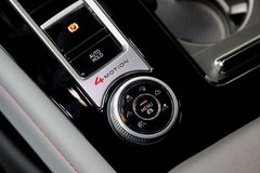 Volkswagen Teramont X và Ford Explorer đều có sự linh hoạt với các chế độ lái linh hoạt