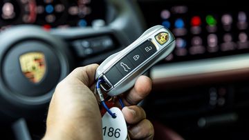 Porsche Cayenne 2024 được trang bị chìa khóa thông minh Porsche Entry