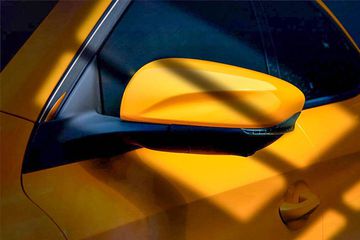 Gương chiếu hậu ngoài sơn cùng màu thân xe, trang bị đầy đủ các tính năng