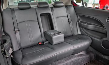 Ghế sau có 3 tựa đầu và bệ tỳ tay, hộc đựng cốc, khoảng duỗi chân rộng rãi.