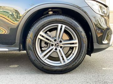 Phiên bản tiêu chuẩn sử dụng lazang hợp kim 18 inch 5 chấu kép