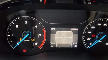 Cụm đồng hồ dạng analog, hiển thị đầy đủ thông số vận hành