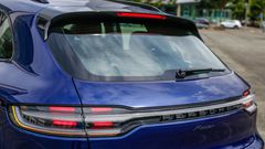 đèn hậu tối màu với tổng giá trị 113 triệu đồng mang đến vẻ sự độc đáo cho Macan 2022.