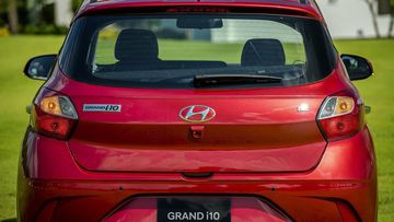 Đuôi xe Hyundai i10 2024 đem đến ấn tượng khỏe khoắn hơn bởi những đường nét dứt khoát, thay thế cho kiểu dáng trung tính trước đây