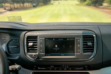 Peugeot Traveller 2022 trang bị màn hình cảm ứng trung tâm 7 inch cho tất cả các phiên bản