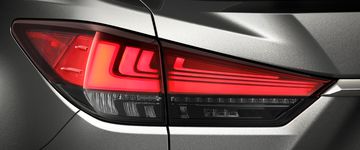 Cụm đèn hậu kiểu dáng chữ L bắt mắt ở đuôi xe Lexus RX350 2024