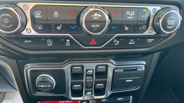 Hệ thống nút bấm dày đặc của chiếc xe Jeep bán tải