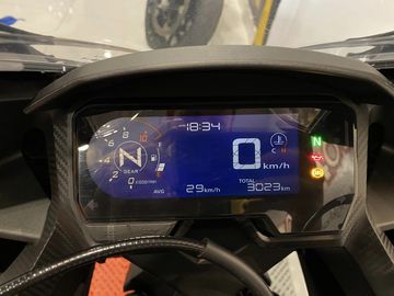 Honda CBR500R sở hữu m&agrave;n h&igrave;nh đồng hồ kỹ thuật số đơn sắc