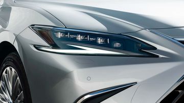 Đèn pha của Lexus ES 2023 sử dụng công nghệ đĩa quét Bladescan giúp phân vùng chiếu sáng cực kỳ mượt mà và chính xác.