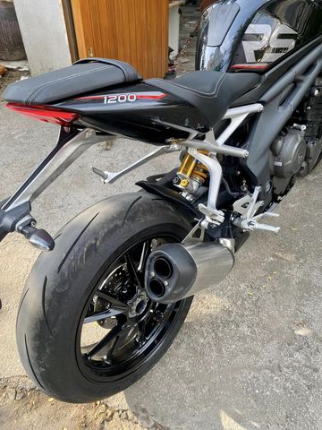 Yên xe hẹp hơn và dài hơn, giúp lái xe tạo ra những góc cua mượt mà