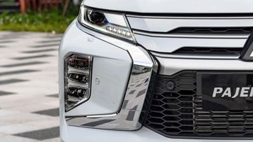 Hệ thống đèn chiếu sáng phía trước trên Mitsubishi Pajero Sport 2024 được tách thành 2 phần riêng biệt