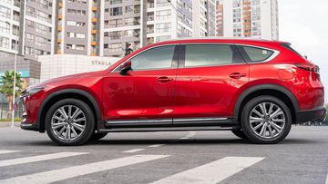 Thân xe Mazda CX-8 2024 nổi bật với các đường gân dập nổi sắc nét