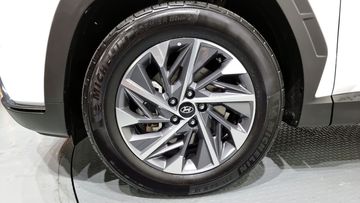 2 biến thể Đặc biệt sở hữu bộ mâm kích thước 18 inch với thiết kế đa chấu