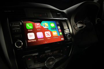 hình giải trí 8 inch kết nối Carplay & Android Auto.