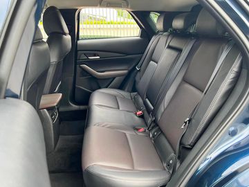 Hàng ghế sau của cả 2 phiên bản đều dừng ở mức đủ dùng