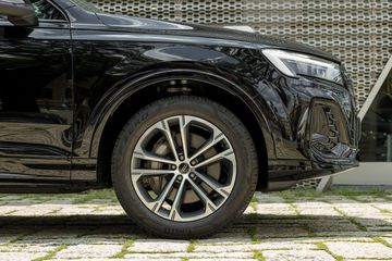 Audi Q7 2025 sử dụng la-zăng hợp kim 20 inch thiết kế 5 chấu kép trên phiên bản S line