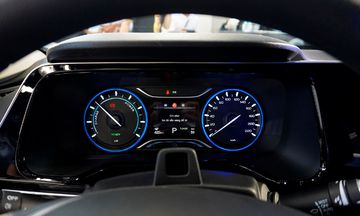 Đồng hồ lái AION ES 2025 dạng cơ cũng là điểm trừ đáng tiếc