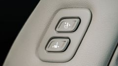 Nút chỉnh độ ngả của ghế phụ