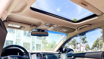 Cửa sổ trời trên bản AT cao cấp nhất