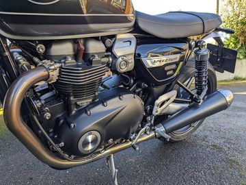 Triumph Speed Twin 1200 2023 gây ấn tượng với khả năng xử lý mạnh mẽ và linh hoạt