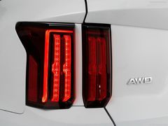 Cụm đèn hậu LED tách thành 2 phần riêng biệt