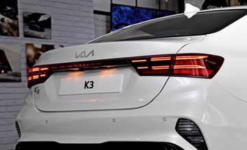 Đèn hậu trên Kia Cerato 2022 ấn tượng với họa tiết gạch nối