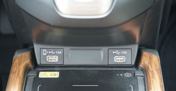 Điểm nhấn mới trên Honda CR-V 2023 chính là sự xuất hiện của sạc không dây
