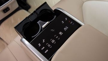 Một điểm thay đổi nhẹ trong nội thất Toyota Camry 2022 là định vị lại hốc gió điều hòa trung tâm. Hai hốc gió này được dời xuống dưới, nằm chính giữa màn hình thông tin giải trí và cụm điều khiển điều hòa.