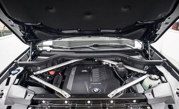 Bên dưới nắp capo của BMW X6 xDrive40i M Sport là khối động cơ xăng I6 TwinPower Turbo mạnh mẽ