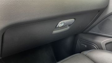 Hộp chứa đồ bên phụ của xe được trang bị ổ khoá rất thuận tiện, chủ nhân có thể bỏ những vật dụng riêng tư và yên tâm khi mình không có mặt trên xe