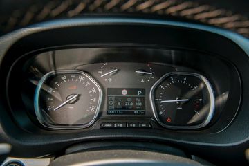 Đặt ngay sau vô lăng là cụm đồng hồ tốc độ dạng analog kết hợp với màn hình đa thông tin 3.5” hiển thị các thông tin vận hành quan trọng của xe.